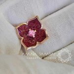 Ювелірний подарунок квітка з фотополімерною емаллю та натуральним сапфіром - Зображення 3